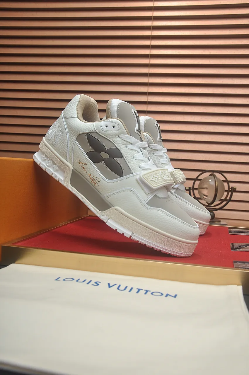 Men's men's shoes 💰640💶Original development, quality shipping, welcome to compare - LV sneaker series LV Trainer Maxi sneakers introduce the loose silhouette of the ready-to-wear series into the LV Trainer sneaker design written by Virgil Abloh, making an eye-catching appearance in the spring and summer men's wear shows. The cow leather upper is combined with rough fabric laces, and colorful beading highlights the brand's classic elements. LV letters mark the tongue and Monogram floral outsole. Mixed materials Made of first-layer cowhide, wrapped in imported custom-printed denim, thick shoelace design, large Monogram print on the side, "lv 54" badges on the tongue and heel, rubber outsole decorated with Monogram flowers, mesh lining and cotton feet, the comfort is as extreme as ever, premium heritage, quality first, worth owning! Size: Women's 35-39 (customized at 40, non-refundable) Men's 39-45 (customized at 38.46, non-refundable) ♡Full set of packaging with original gift box